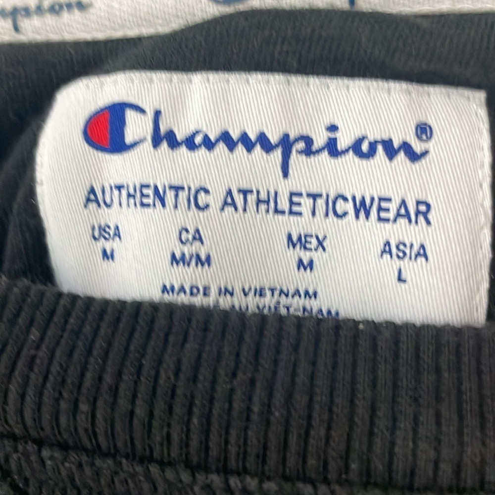 Champion size M cropped black and white sweatshirt. 72%cotton29% polyester - Picture 2 of 6